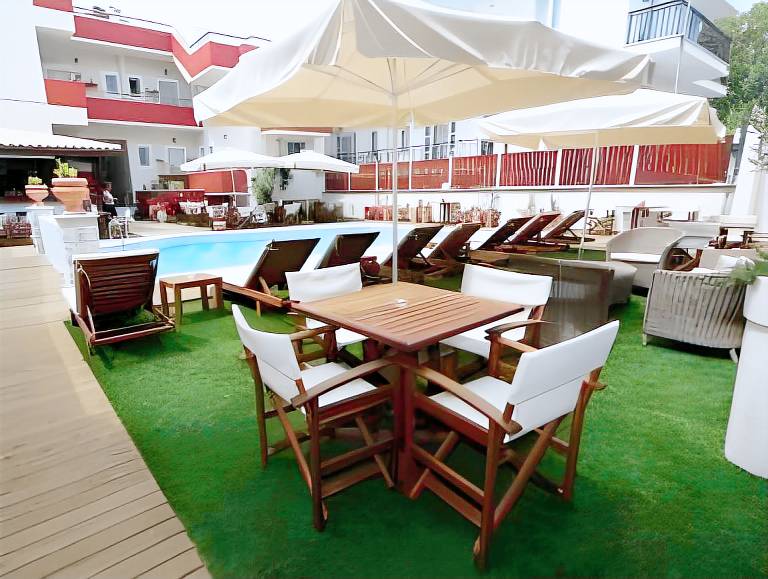 Serviced apartment with patio, pool & yard — photo 4