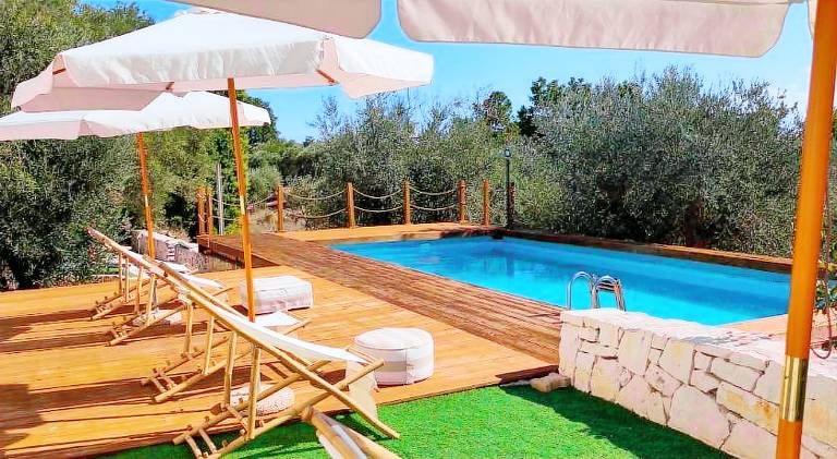 Beautiful serviced apartment with yard & pool | Dogs allowed in Locorotondo