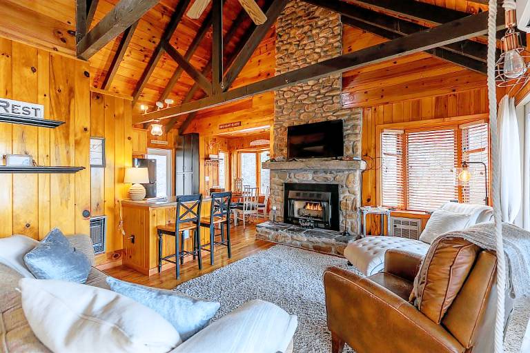 Child-friendly lovely vacation home with BBQ & patio | Mountain view | Pet-friendly — photo 3