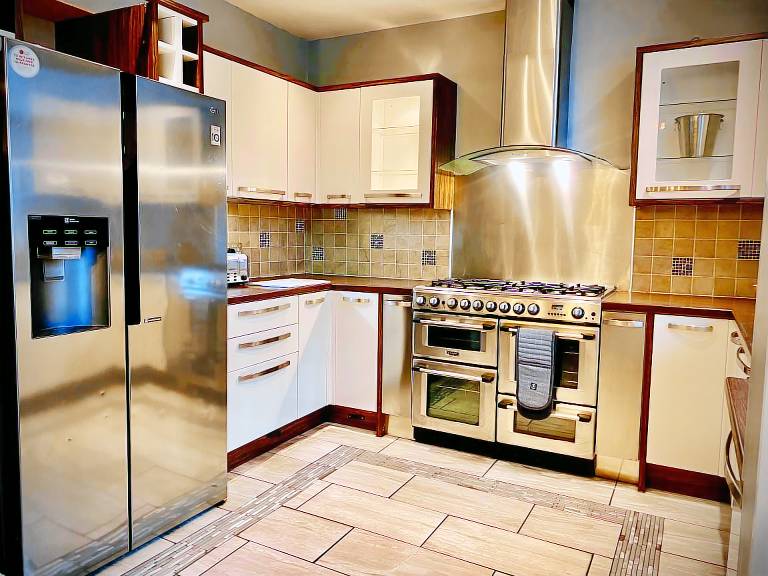 Captivating 4-Bed Hot Tub House in Blackpool — photo 3