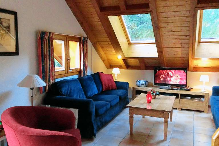 Chalet with patio, pool & yard | Nature view — photo 2