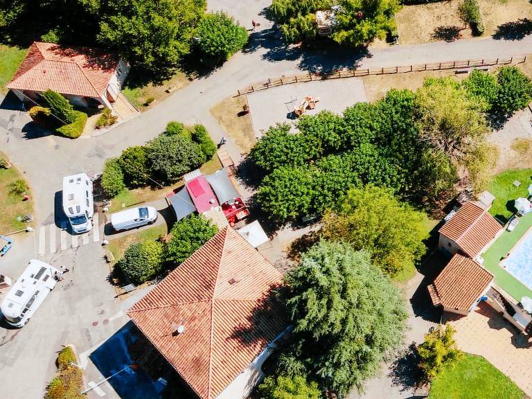 Family-friendly mobile home with heated pool & patio | Pets are welcome — photo 2