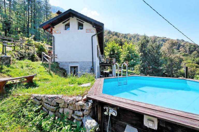 'Casale La Selva Cottage Grande' Apartment with Shared Pool, Garden & Wi-Fi in Porlezza