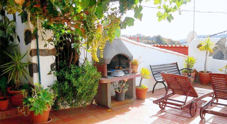 House with patio, BBQ & jacuzzi — photo 4