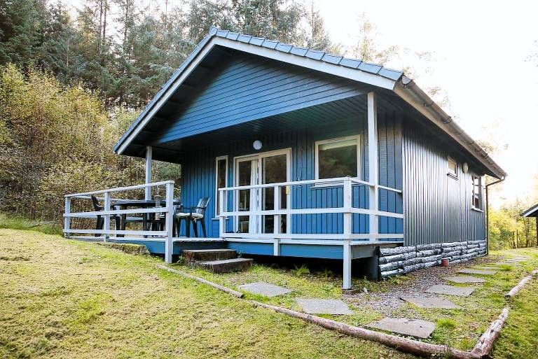 Otter with mountain view and enclosed decking — photo 5