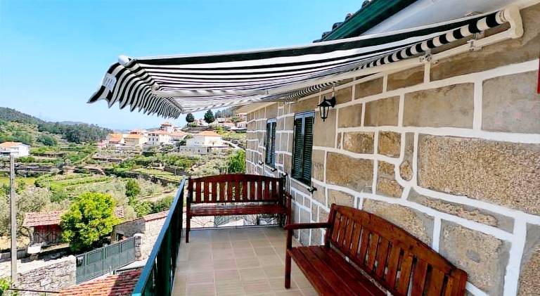Beautiful house with BBQ, terrace & garden | Suitable for remote work | Pet-friendly in Viseu
