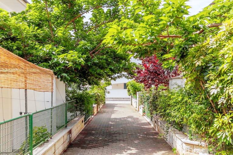 Villa with yard — photo 4
