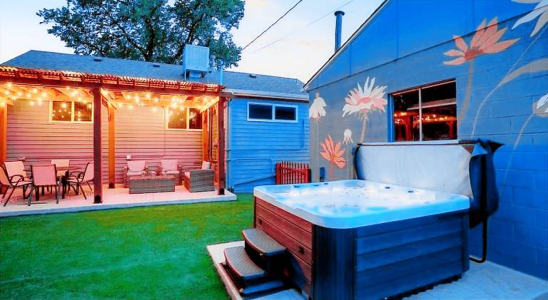 Vacation home with jacuzzi in Wheat Ridge, CO