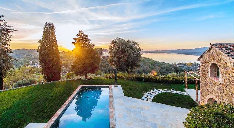 Villa with pool & hot tub | Pets allowed in Magione