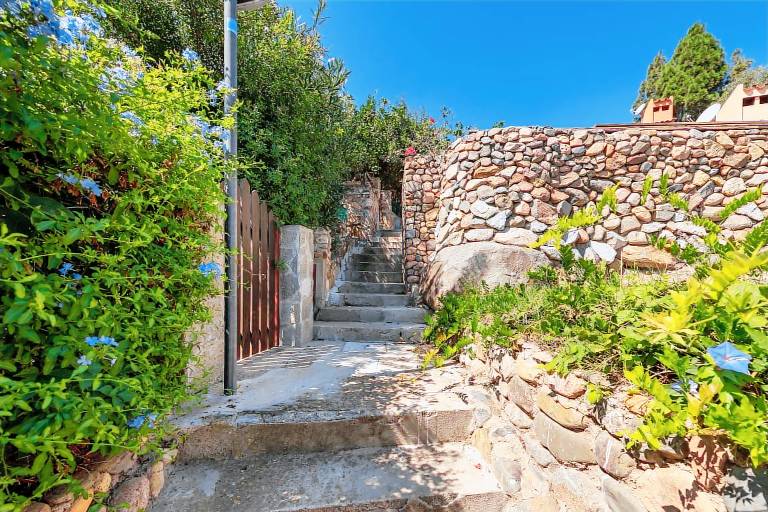 Vacation home with barbeque, terrace & garden | Sea view | Beach nearby | Pet-friendly — photo 3