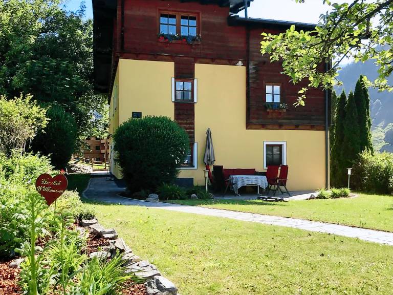 Holiday apartment with yard & barbecue — photo 3