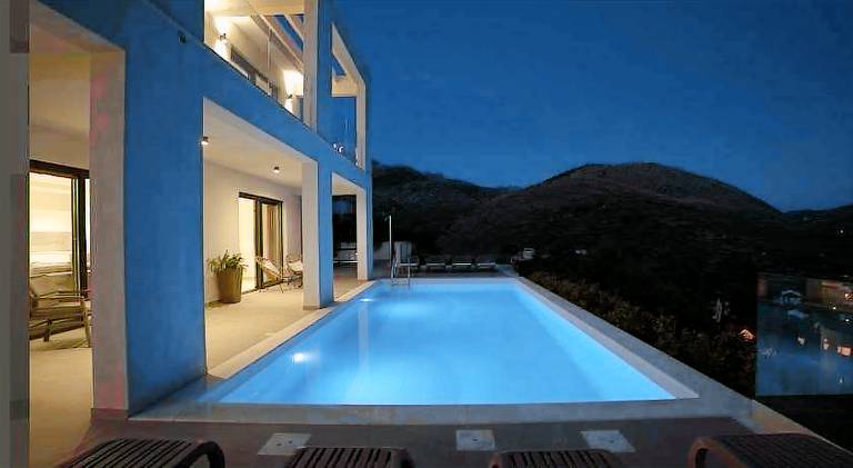 Villa with pool & hot tub — photo 3