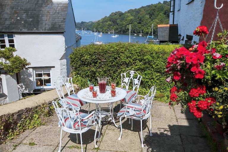 Cottage with patio & garden | Water view — photo 3