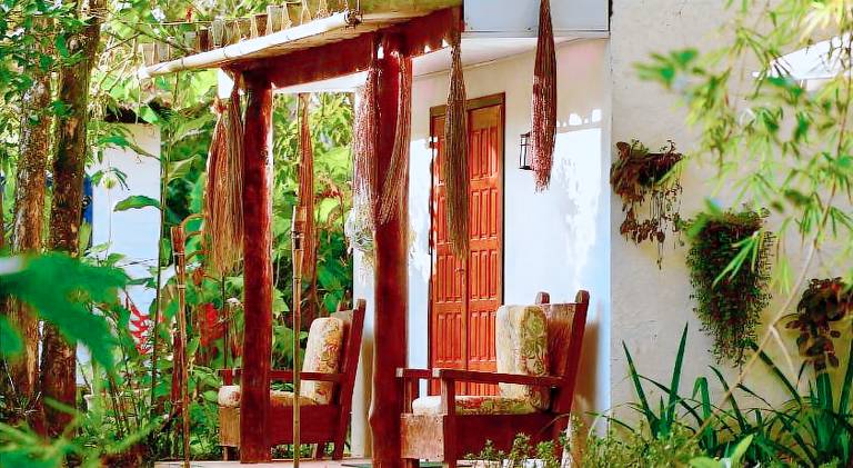 Casa a beira do rio Jaguareguava na Mata Atlantica em Bertioga SP in Bertioga