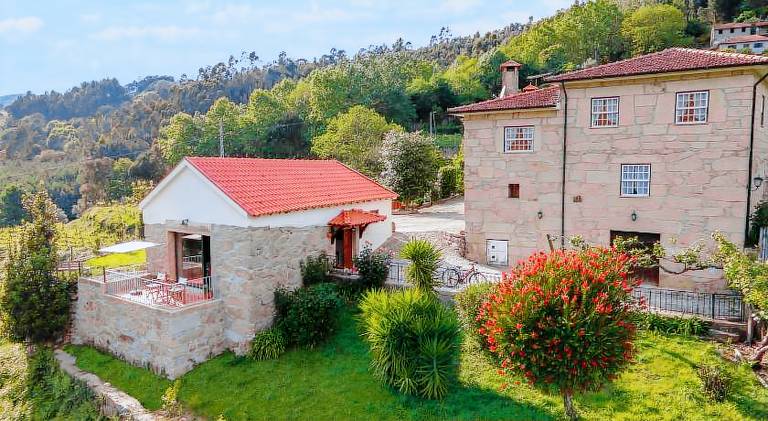 Villa with yard, patio & BBQ | Pets allowed — photo 4