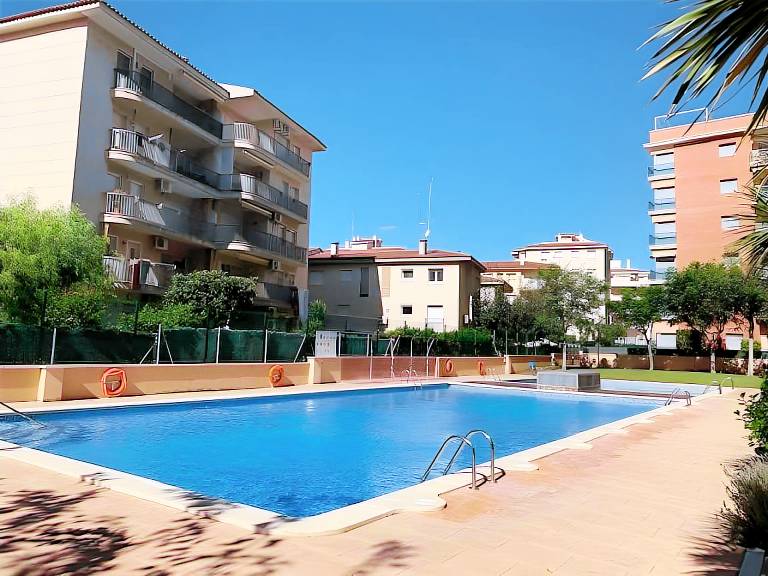 Rental apartment with pool & garden in El Vendrell