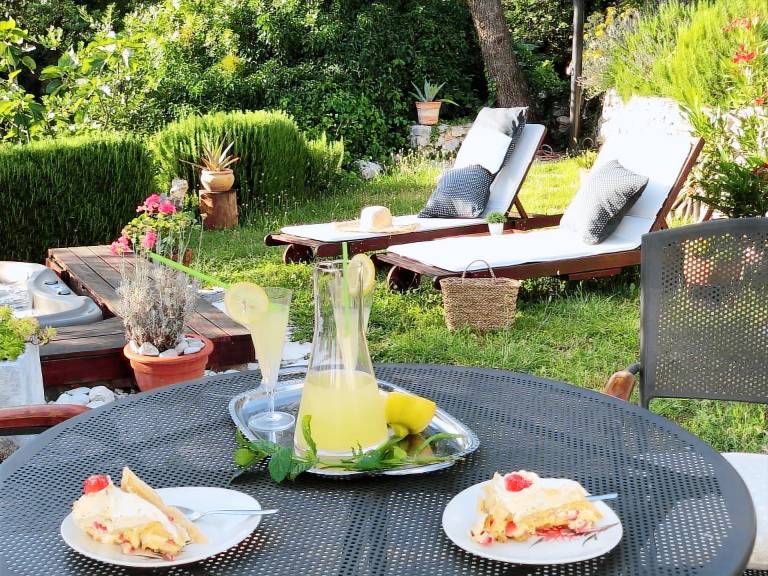 House with jacuzzi, barbeque & yard — photo 4