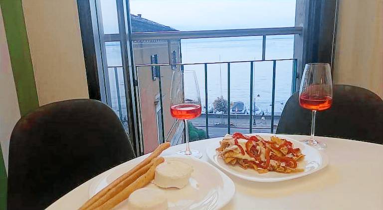 Holiday apartment with pool in Gardone Riviera