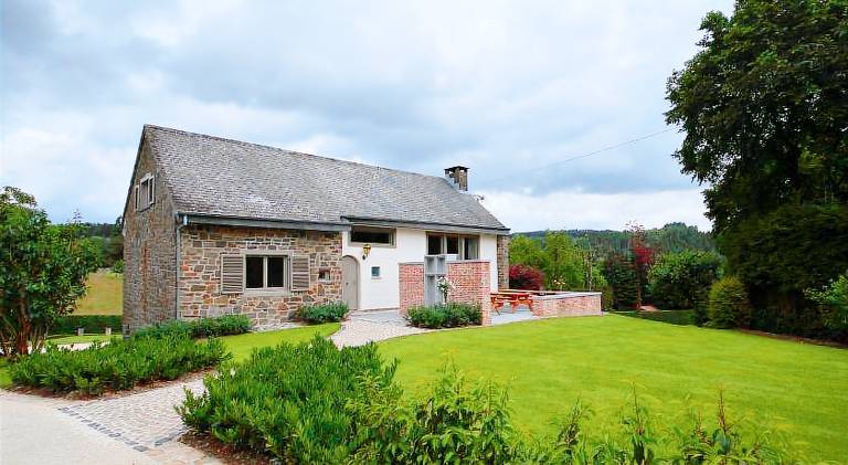 House with 6 rooms for 20 persons in Houffalize