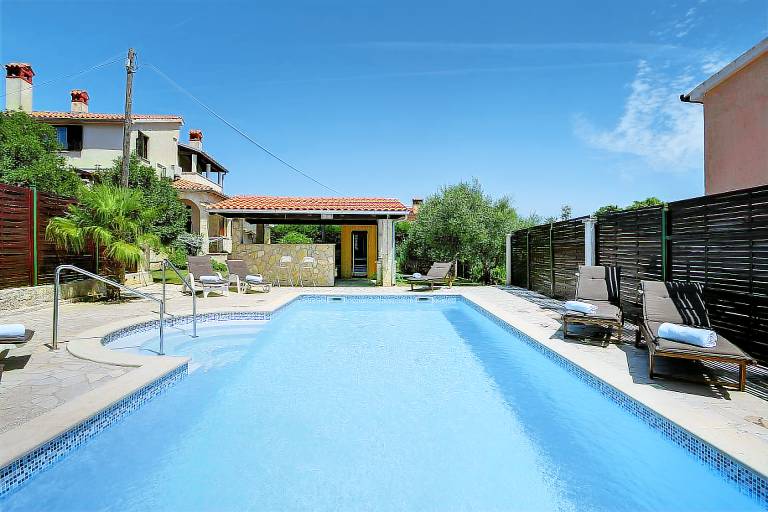 House with private pool, patio & barbeque in Medulin