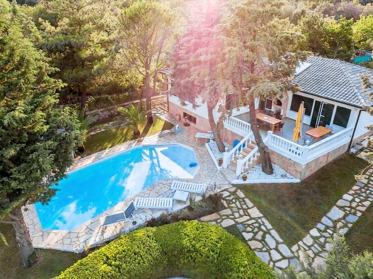 Villa with private pool, barbeque & patio — photo 3