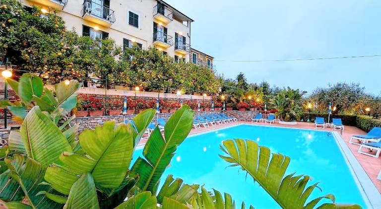 Lovely serviced apartment with pool & yard | Pet-friendly in Diano Marina