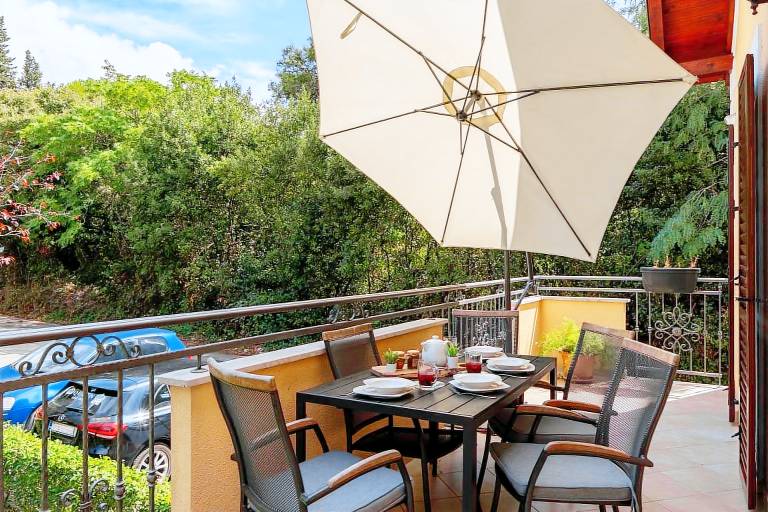 Holiday apartment with yard, barbecue & terrace — photo 2