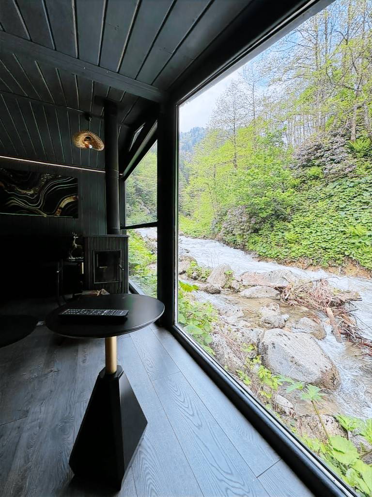 Lodge with jacuzzi, yard & patio in Camlihemsin