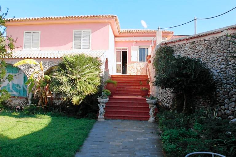 Family-oriented pleasant vacation home with private pool, barbeque & yard | Pets are welcome — photo 3