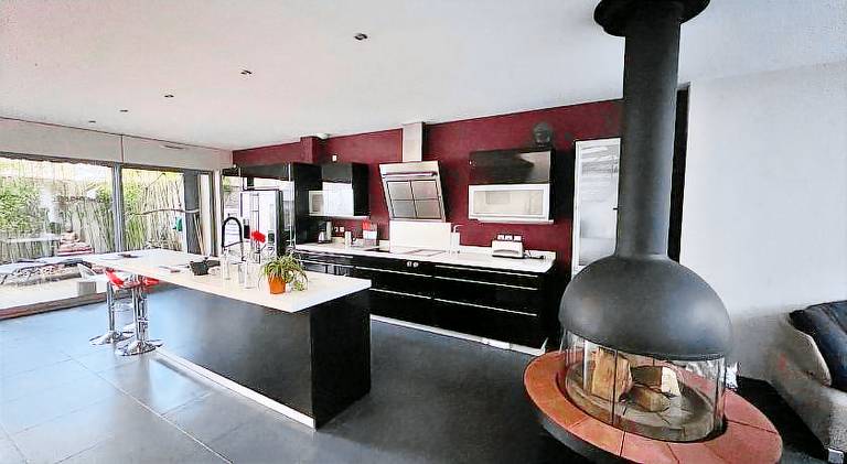 House with jacuzzi — photo 3
