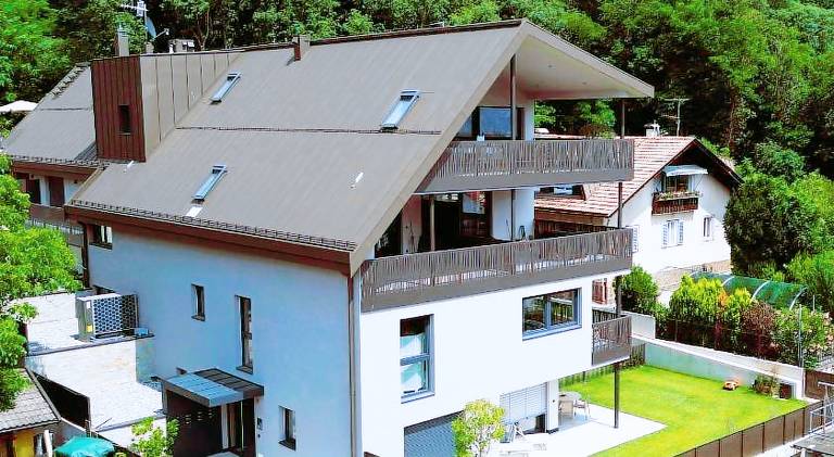 Holiday apartment with yard, patio & grill in Lana
