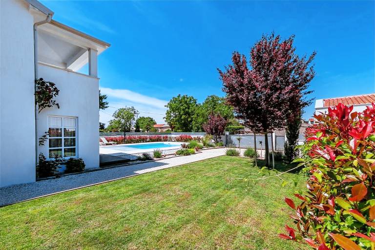 Villa with garden, pool & BBQ | Pool view — photo 4