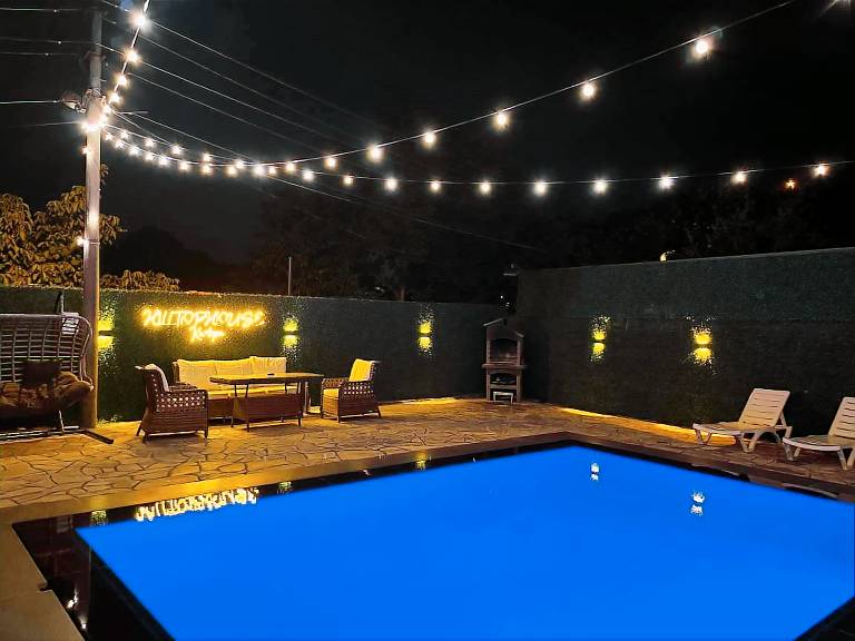 Apartment with barbeque, yard & pool | Water view — photo 5