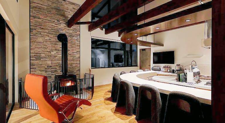 Villa with hot tub, yard & barbeque — photo 4