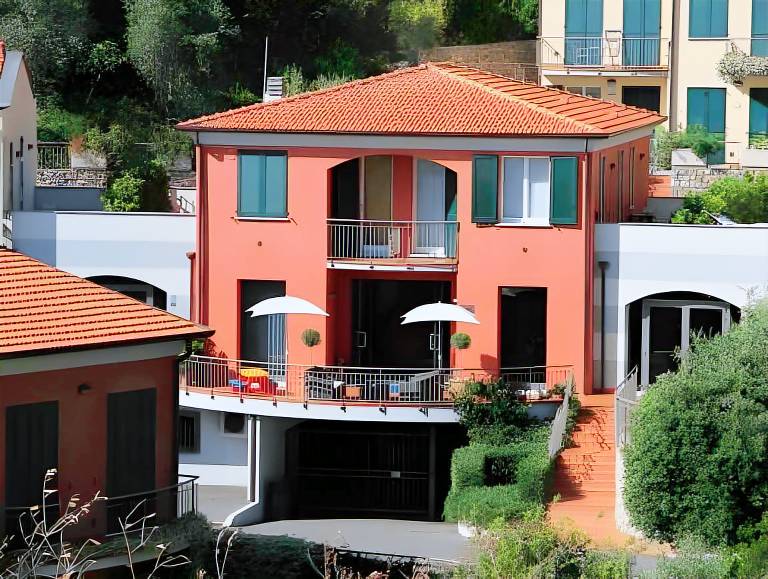 Pleasant serviced apartment with patio & garden | Next to the beach | Dogs allowed in Lerici