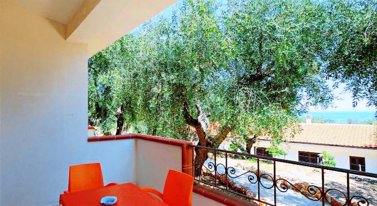 Serviced apartment with pool, hot tub & grill | Beach nearby | Pets are welcome — photo 4