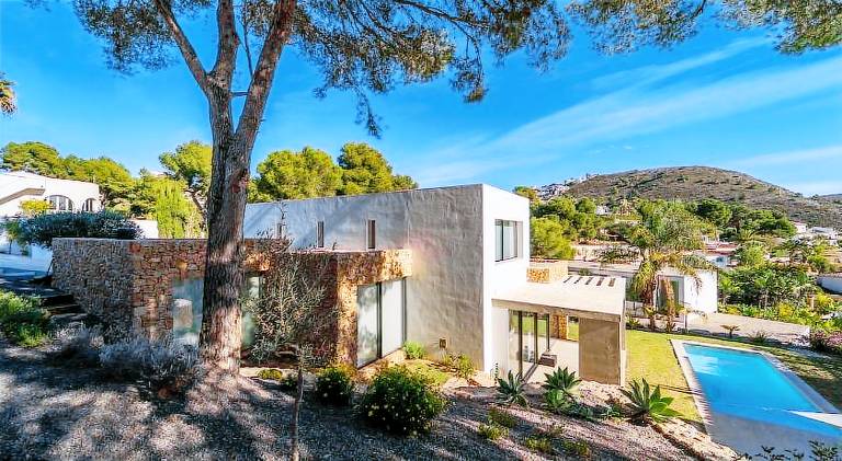 Beautiful villa with private pool, BBQ & patio | Pet-friendly — photo 4