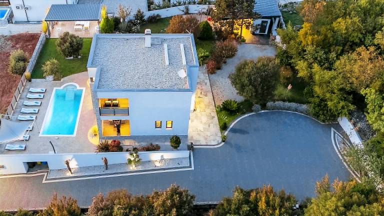Villa with private pool, patio & barbecue — photo 2