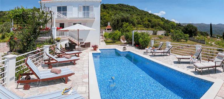 Villa with barbeque, private pool & garden — photo 4