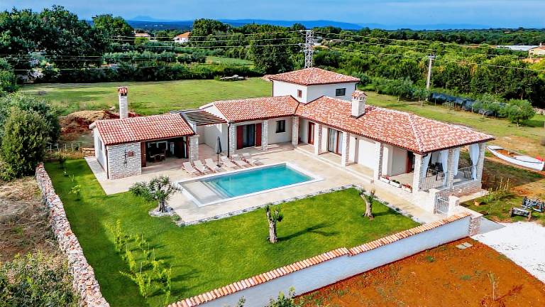 Villa with barbeque, terrace & private pool | Pets allowed — photo 2