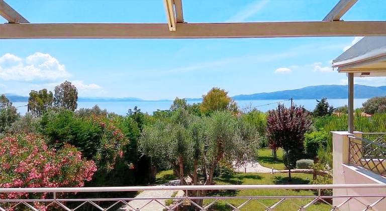 Villa with jacuzzi, garden & barbeque | Perfect for remote work in Eretria