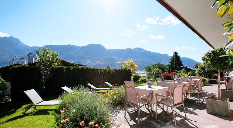 Serviced apartment with terrace & garden in Marlengo