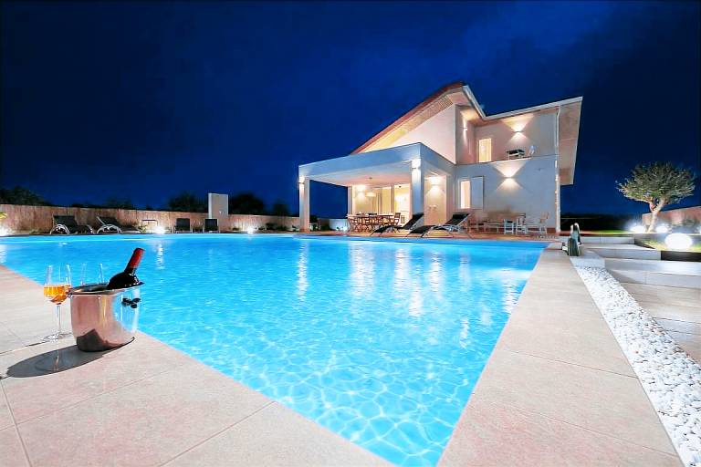 Villa with private pool, BBQ & yard | Pool view — photo 3