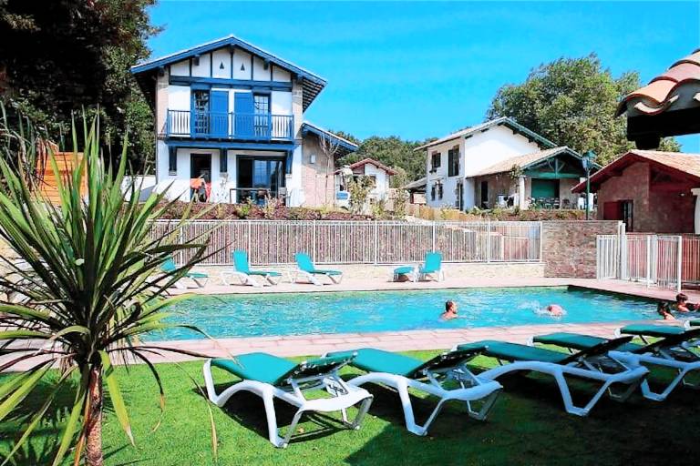 Apartment with patio, barbecue & yard | Garden view — photo 2