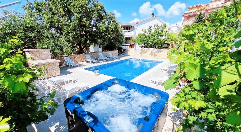 Charming rental apartment with pool & hot tub | Pets are welcome in Novalja