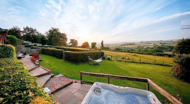 House with jacuzzi — photo 3