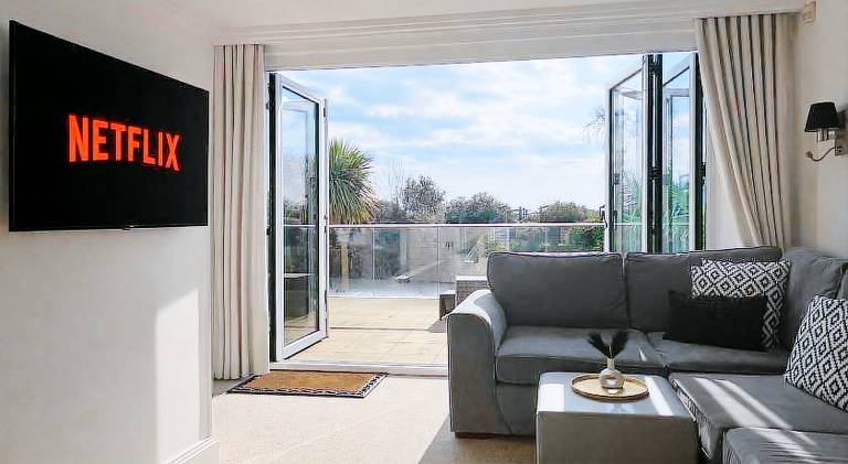 Sandbanks Stay, sleeps 12, beach, outdoor bbq, parking — photo 3