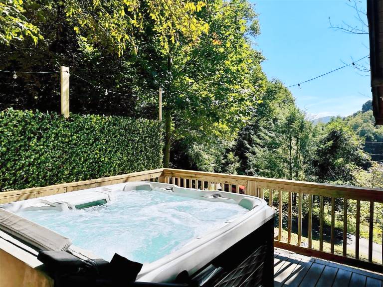 Family-oriented pleasant cabin with hot tub & barbeque | Mountain view | Suitable for remote work | Pets are welcome — photo 3