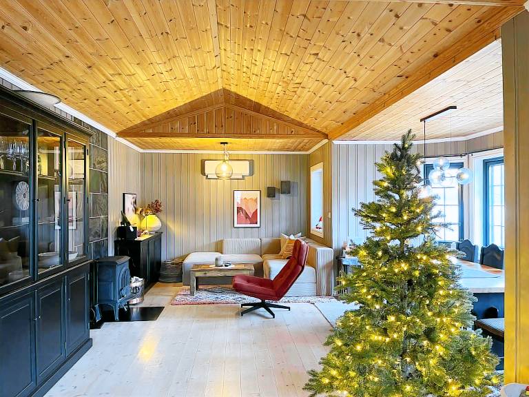 Vacation home with patio, hot tub & sauna | Water view — photo 4