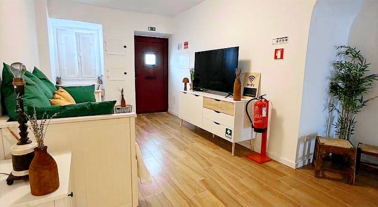Apartment with patio & yard in Évora